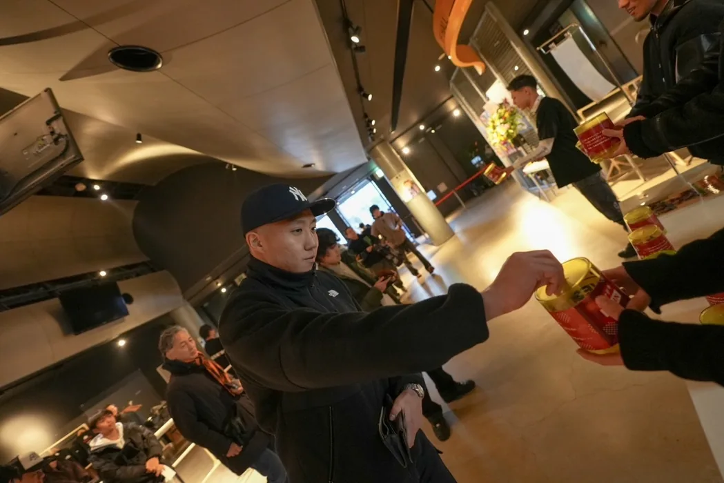 過去公演 物販カウンターで商品を手渡す様子